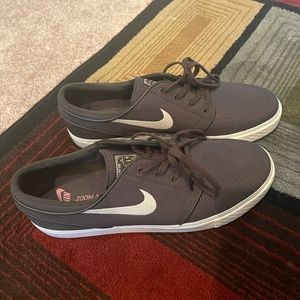 Janoskis Nike tennis shoe. Olive Green. Never worn
